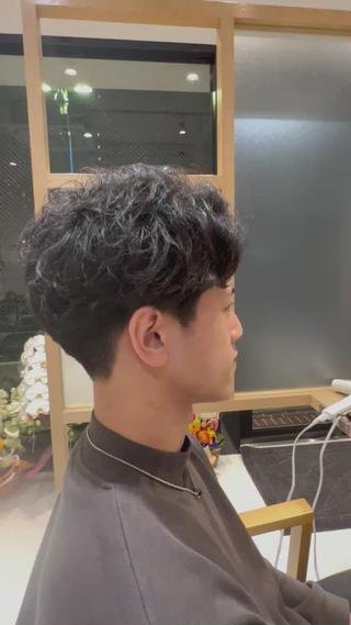 モデルさんの強めの癖を活かして前髪を上げても下ろしても決まるヘアスタイルに仕上げました 