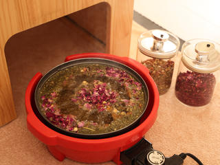 炊く前のよもぎはこんな感じ。
ここから40分間よもぎに蒸されながら
ダイレクトにデリケートゾーンから吸収していきます‬

よくそんなに沢山よもぎいれてくれるの？！と
言って貰えます

ご新規様1500円半額です！ 