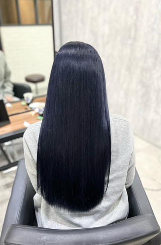 お客様スタイルのご紹介です
ブリーチ履歴3回で、成人式に向けてブルーブラックにさせて頂きました〜!
秋冬におすすめのカラーです