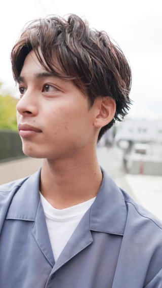 メンズパーマ

ニュアンスパーマとセンターパートで
柔らかい雰囲気にしています！！

ハードパーマからナチュラルパーマまで
お任せください 