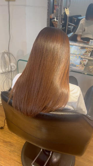  こだわりポイント ・一人ひとりの「髪の履歴」に合わせた薬剤調合 ・シャキーンとならない「丸み」のあるブロー技術 ・朝のセットが手ぐしで決まる再現性

施術時間について 髪の状態（癖の強さ・多毛・ダメージ）により30分前後時間が押す可能性がございます。余裕を持ったお時間でのご予約をお願いいたします。 