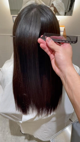 ナチュラル縮毛矯正でダメージを抑えて、トリートメントでここまでツヤツヤサラサラに
質感もパツっとせず柔らかく仕上げることも可能です！ぜひお任せください 