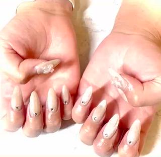 ベージュのマグネットで大人シンプルネイル 