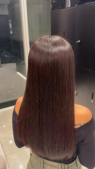 髪質改善トリートメントのドライのみの仕上がりになります


髪質改善トリートメントとは

・僕の髪質改善トリートメントは、ただトリートメントを付けるのではなく、最初に薬剤で髪を膨らませます
トリートメントが入りやすいベースを作り、アイロンを通してより髪に定着させてツヤ髪を作ります

・人それぞれ、どんなダメージかがバラバラなので、その髪に必要なものを入れてあげてることが大事になります

艶髪は髪質改善トリートメントで作れますが、あくまでトリートメントなので、パヤ毛、アホ毛などは縮毛矯正のご案内になります

気になることがあればお気軽にご連絡下さい 