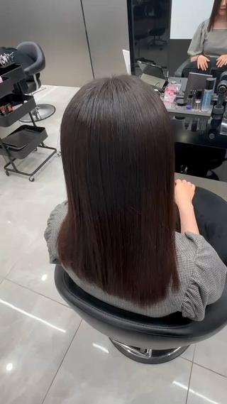 オリジナル縮毛矯正　after

○選び抜かれた薬剤を使用し、一人一人に合わせて薬剤を作っています！

○髪質改善と言っても人によりやり方はそれぞれです
 僕の場合はクセでうねりのある方は美髪矯正、ダメージでうねる場合は髪質改善トリートメントをオススメします

○縮毛矯正をしても、毛先は熱焼け(アイロンなど)、今までの薬剤ダメージ、梳かれすぎによりまとまりにくくなっています

○熱焼けには熱焼けの、薬剤ダメージには薬剤ダメージのトリートメントがあります

毛先のパサつきが気になる方はお気軽にご相談ください 