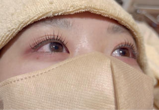 まつげパーマ立ち上げデザインです
毛先がストレートなのでぱっちりした印象になります