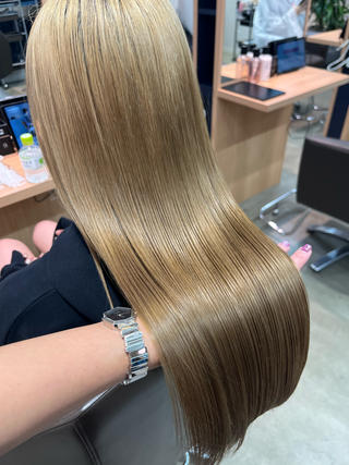 ロング　ロングストレート　小顔カット　パーマスタイル　シースルーバング　透け感カラー　ダブルカラー　ミルクティーベージュ　ブロンド　ハイライト　髪質改善　ダメージケア　プリンセスケアトリートメント　トリートメント　縮毛矯正　コスメストレート 