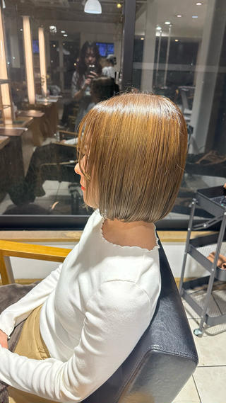 ミディアムからフェイスラインのボブに。
シースルーの前髪と顔周りをつくった似合わせカット
4ヶ月リタッチに合わせたトーンでのオリーブグレージュ 