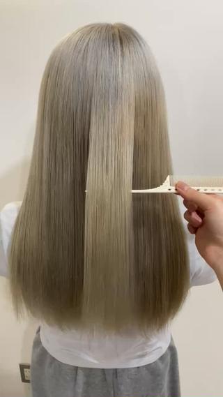 ホワイトベージュ
ストレート仕上げでさらさらな髪に

ブリーチ2回〜

ブリーチモデル様も募集しております
夏に向けてハイトーンカラーにしましょう 