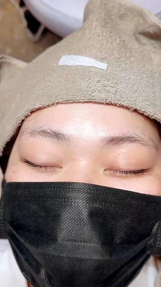 ハリウッドブロウリフト
（毛流れ矯正と眉ワックス）
 