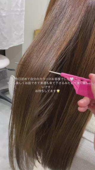 1年間伸ばしていて、リタッチ部分とカラーしている部分ブリーチしている部分と3段だったのが綺麗な1色のアッシュカラーになりました
 