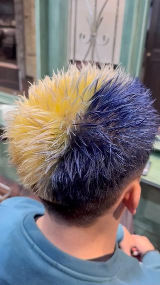 ハイブリーチで限界まで色を抜いて、6:4の分け目でツートーンカラーを入れたハイトーンブリーチカラーになります！
かつスパイキーショートで束感を出して立体感とかっこよさを兼ね備えたカラーです！
是非ご相談ください！ 