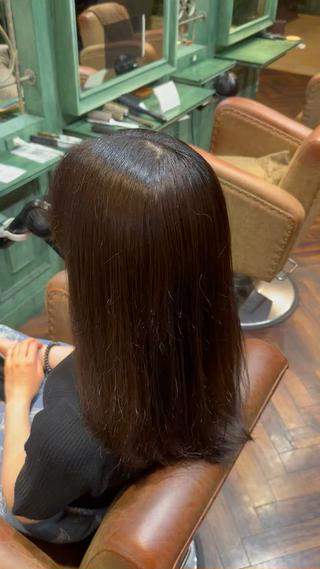 赤みのあるブラウン系をオリーブ系で打ち消して艶のあるオリーブグレージュカラー 