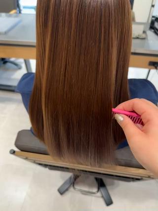 酸性のお薬で酸性ストレートさせていただきました。

カラーしている方でも、ダメージ少なく、まとまる髪にすることができます。 