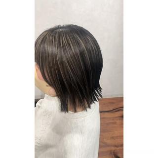 挑戦しやすいデザインカラーです

細かい筋感が動くたびに
変化するので飽きのない繊細なデザインです

ブリーチ範囲も少なく
ダメージが気になるお客様にも

いつものカラーに飽きた方や
どこか変化を付けたいお客様にオススメです◎ 