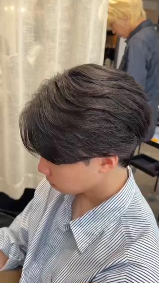 動きと束感が欲しい人、必見。
動きが出にくい
束感が作れない
セットしてもすぐ崩れる
そんな悩みにハマるのが、フェザーパーマ。
軽さの出るカットと
柔らかく動くパーマで、
作り込みすぎない自然な動きと束感をプラス。
ワックスを揉み込むだけでキマるから、
朝のセットも簡単。
ラフなのに、ちゃんとおしゃれ。
そんなバランスを求める人におすすめのスタイルです!