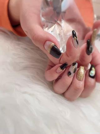 10本アクリルスカルプチュア(チップではなくアクリルの粉と液体を使った強度と密着度のあるもの)で長さを出して、お客様の御要望を最大限に詰め込んだネイルになります！

マダラなニュアンスアートにミラーとシェルがうつくちいネイルになりました‪ 