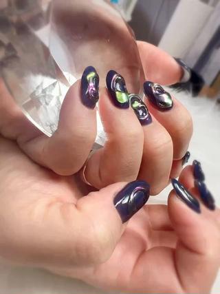 10本アクリルスカルプチュア(チップではなくアクリルの粉と液体を使った強度と密着度のあるもの)で長さを出して、お客様の御要望を最大限に詰め込んだネイルになります！

ミラーとニュアンスを組みあわせた凹凸のあるデザインは誰とも被らないこと間違いなし！ 