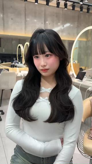 顔周りに10cm程度レイヤーを入れるとこんな感じで動きが出て可愛いスタイルになります！
重ためレイヤー 