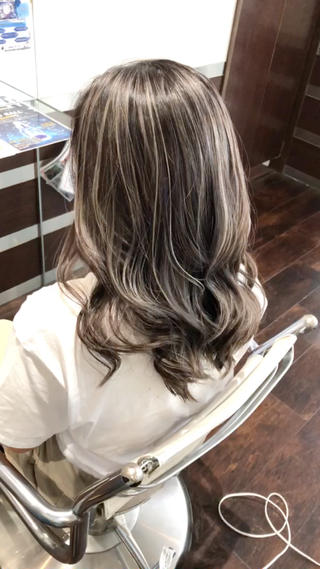 僕のこだわりの詰まったハイライトを是非ご体験ください
・

#ハイライト#ハイライトカラー#コントラストハイライト#ヘルシーライツ#ミランダライツ#ジェシカライツ#脱白髪染めハイライト#脱白髪染め#アンチエイジングハイライト#白髪を活かすハイライト#白髪をぼかすハイライト#白髪活かし#白髪ぼかし#ハイライトが得意な美容師 