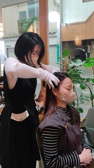 しっかり頭皮が動くまでマッサージ
首と肩もしっかりほぐします。 