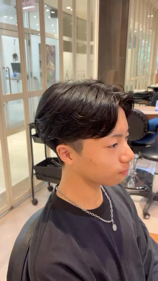 マッシュからニュアンスパーマ風センターパートに
アイロンでけ流れを作ってけ流れパーマっぽくできます 