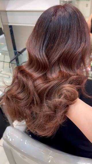 ブリーチ毛でもぷるぷるの髪質になりました！
実は白髪ぼかしもしています 