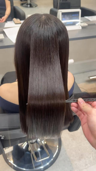 クオラインを使った艶感縮毛矯正
最大限までダメージを抑えた1剤選定と細部までこだわったアイロンワークで、うねりを伸ばしツヤを与えます
是非トリートメントとご一緒に、オススメです 