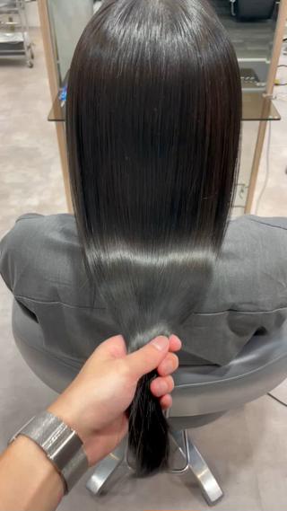 縮毛矯正をかけることでまとまりづらい髪もここまでツヤツヤになります 