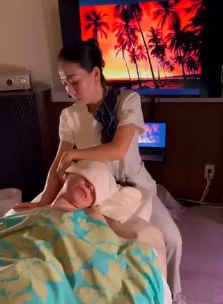 幸せホルモンが溢れるドライヘッドスパの前半は、デコルテと首・肩のオイルトリートメントを行います。
施術の雰囲気を感じとっていただけたらと思います。 