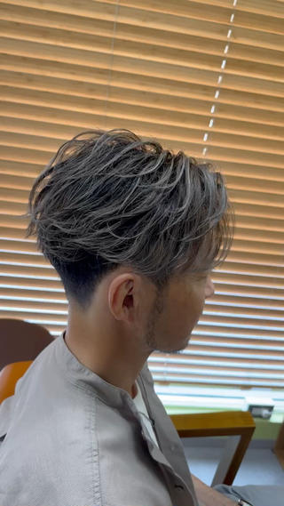 流行り×流行りを合わせ
フェザーショートとバレイヤージュで動きのあるスタイルにしました！

大人の方も白髪の悩みを解決につながるのでオススメです！ 