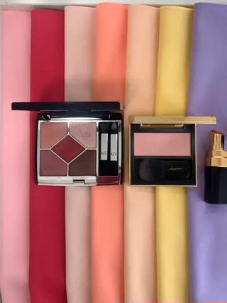 仲良しのご友人同士でペア診断でした！
お誕生日のプレゼントに
パーソナルカラーをリクエストされたそう

ペア診断だとお互いの似合うものや違いがわかりやすく
楽しくワイワイ受けていただけるので、
一人だと緊張しがちな方にもおすすめです


#ペア診断
#パーソナルカラー診断
#横浜駅
#メイクアドバイス 