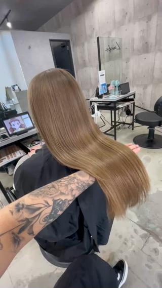 1ブリーチで作る
くすみミルクティーベージュ

このお客様は黒染め履歴４回
縮毛矯正履歴あり
そこから２回ブリーチしてここまで明るく仕上げてます！

黒染め履歴ある方でも施術させていただきます！ 