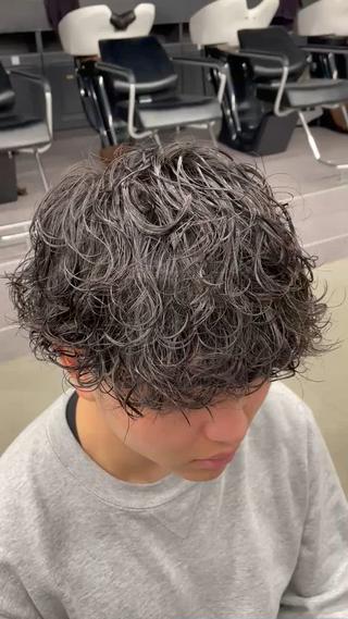 ！波巻きパーマ！

動きはしっかり出したいけど
ボリュームは抑えたい方にオススメです！ 