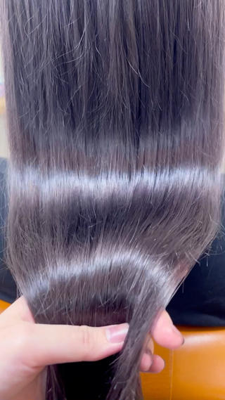 ダブルカラーのお客様️
ほんのりラベンダーカラー

ベースのブリーチ回数は、沢山されてるようでしたので、今回はリタッチのみで仕上げました…！！！

ブリーチは数を重ねると髪の毛が切れやすくなってしまいます……でも、可愛い色に仕上げられるので私自身も辞められません……！

日頃のケアがより大切になってきます！
当店ではMILBONやSEE/SAWなどのシャンプーやトリートメントを取り扱っておりますので、気になる方はぜひ、お尋ねくださいね！ 