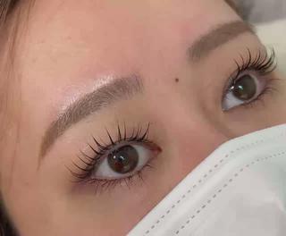 ※お写真は
Cカール

ラッシュリフトで
重いまぶたや一重や奥二重の方が施術した場合に
「二重の方と比較するとまつげが正面から見えるほどにカールが上がって見えない…」
「もっと上がるかなと思ったんだけど、、」
という経験をした人もいるのではないでしょうか？

重いまぶたの一重や奥二重の方の場合は、
まぶたにまつげが押されてしまうことが原因で、
まつげの立ち上がりを感じにくくなっている可能性があります。

瞼の形やまつ毛の長さにもよって
変わってきますので一概には言えませんが、

・まつ毛の根元がまぶたに隠れてしまっている一重
・まぶたが重いが生え際が見える奥二重
・かなり下がりまつげで目に影がかかる一重や奥二重
・年齢によって瞼が下がっている方

これらの方はCカールまたはLカールをお試しいただくことをお勧めします^^


パーマ液はまつげ用は大きく分けて下の２種類です。
チオ系（医薬部外品登録）
シスアミ系（化粧品登録）
それぞれの特徴は、チオ系は感作製が少なく安定しておりハリコシがあるカールを作ることができます。シスアミ系はタンパク質を破壊しにくく、一般的に低ダメージと言われています。

そしてこの２つの還元剤の大きな違いと言えるのがそれぞれの登録カテゴリーです。医薬部外品登録と化粧品登録となっていますね。

パリジェンヌラッシュリフトはシスアミ系なので自まつげに負担が少なく優しい薬剤です。

その為2度付けしてしっかりカールを作っていきます。
初めての方やハリコシがありかかりにくい方は1ヶ月以内に再度かけることによりよりしっかり立ち上げることができます。


こんな方はかかりにくいです
どれだけしっかりロッドに巻き付け、薬剤を長く浸けたとしても、どうしてもかかりにくい方がいます。それどころか長く置くほどまつげを痛めてしまう原因になってしまいます。
長く置けばかかると思いがちですが毛質、生活習慣、体調、ホルモンバランスにより、どうしてもかかりにくい方がいらっしゃいます。
その理由としては以下の点です。


◆太くてハリのあるまつげ
キューティクルがしっかりしている健康なまつげはパーマ液が浸透しにくくなるため。

◆細いまつげ
パーマの液剤が浸透しにくい

◆柔らかいまつげ
固定する力が弱く、パーマが持続しにくい

◆ホルモンバランスの乱れ
生理中や生理不順、出産直後など

◆タンパク質の減少
年齢によりタンパク質が減少している。
痛みすぎて毛の芯がない。
タンパク質が流れ出ていっている。
もしくは壊されてる。etc...　

体調不良
風邪をひいていた。
もしくは風邪が長引いている。

薬を飲んでいる
飲んでいるお薬の成分によりますが何らかの成分により毛質に影響をうけている

目をゴシゴシかいている、ビューラーを使っている

これらの方はタンパク質が減少している恐れがあります。
どうしてもかかりにくい方は再度かけ直す必要があります。

#名古屋マツエク#名古屋マツエクサロン#名古屋まつ毛エクステ#名古屋まつげエクステ#名古屋マツゲエクステ#名古屋アイラッシュ#名古屋アイラッシュサロン#名古屋マツゲパーマ#名古屋まつ毛パーマ#マツパー#パリジェンヌ#パリジェンヌラッシュリフト#名古屋パリジェンヌ#名古屋パリジェンヌラッシュリフト#根元から立ち上げパーマ#ラッシュリフト#Lカール#Cカール#名古屋まつ毛パーマ#マツゲパーマキュートデザイン#HBL#眉毛パーマ#まゆ毛パーマ#まゆげパーマ#マユゲパーマ#ハリウッドブロウリフト#名古屋ハリウッド#名古屋ハリウッドブロウリフト#ブロウラミネーション#ブロウラミネート#フラットマット#フラットマットラッシュ#ボリュームラッシュ#フェザーラッシュ#バインドロック#バインドフラット#Wフラット#2Dフラット#ラッシュアディクト#マツ育#マユ育#まゆ育#まつ育#名古屋ラッシュアディクト#フェイシャルソニック#名古屋ソニック#名古屋フェイシャル超音波#ケラチンブースト#アイシャンプー#低刺激グルー#ブチルグルー#ヘッドスパ#エグータム#マツゲ美容液#まつげ美容液#spicare#vos#イノスピキュール#v3ファンデーション#眉毛#名古屋マツゲパーマ 