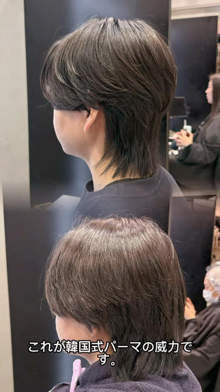 重たく見えやすい前髪とトップのボリュームを、ナチュラルなセンターパートにカットをし毛流れを作るパーマでイメチェン️
サイドは刈り上げ、襟足はタイトに収めて、首元がすっきり見えるようにダウンパーマで仕上げました。
全体のバランスを整えることで、横顔や後ろ姿まで清潔感のある印象に。
朝のスタイリングはオイルまたは軽めのバームを手ぐしでなじませるだけ。
初めての“韓国メンズヘア”にもおすすめのデザインです。
 