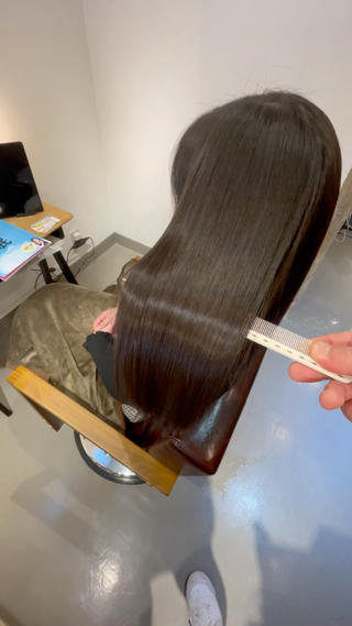 毛先まで滑らかな艶が実現するオリジナル縮毛矯正です。
 