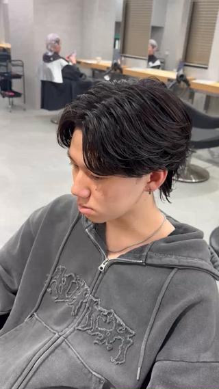 『ダメージケアへのこだわり』
◉ 一人一人に今必要なダメージケアを提供
◉ ブリーチやパーマをした時のホームケアやトリートメントの紹介
◉ 普段使うアイロンやドライヤーなどの使い方の説明など
やりづらさを感じるスタイリング剤の選び方やアイロンセットの方法などなんでもお答えします