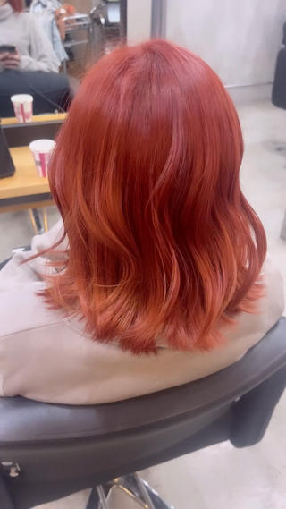 ケアブリーチで最大限ダメージを抑えさらにトリートメントをつける事でブリーチをしても天使の輪が見えるくらいサラサラです 