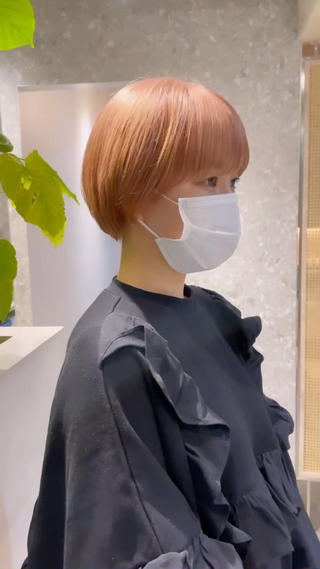 うっすらピンクなベージュ
ハイトーンにショートも可愛いです 