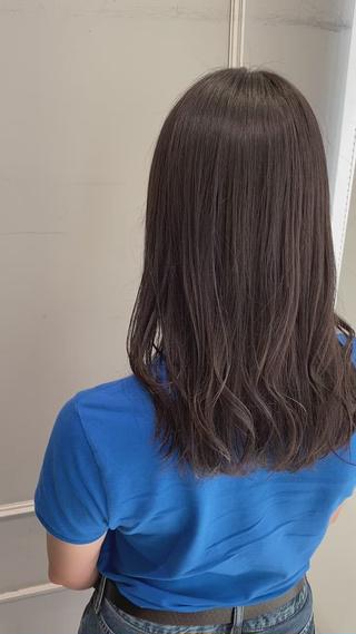 細かいハイライトで派手すぎない透明感カラー 