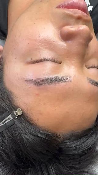 眉の毛流れが整って、グッと垢抜けた印象に
自眉を活かして、自然で立体感のある眉へ！
 