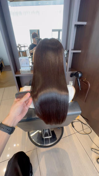 サラッとまとまるストレートヘア 