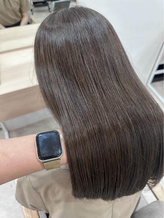 赤みを消しつつ、くすみをやわらかく出したブラウン。 