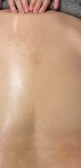 オイルマッサージにより、筋肉のこわばりがほぐされて心身ともにリラックスできます。さらに代謝がアップしてむくみが解消されるのも嬉しいポイント 