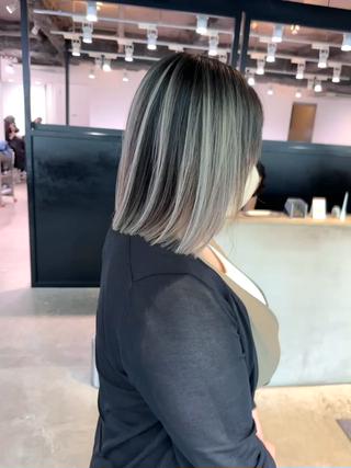 バレイヤージュでコントラストを効かせたスタイルです！
荻窪/バレイヤージュ/ハイライト/白髪ぼかし 