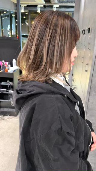 エアタッチバレイヤージュで白髪もぼかせ立体感も出せるデザインです！
ブリーチでデザインを作るので4〜5ヶ月はブリーチせずにデザインを楽しめます♪
白髪ぼかしや外国人風のカラーが好きな方へおすすめです☆
 