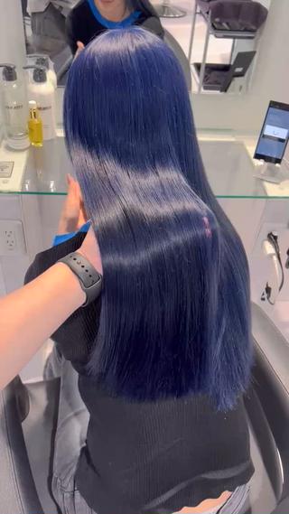 髪質改善トリートメントとブリーチありダブルカラーで透明感ある艶髪ブルーカラー 