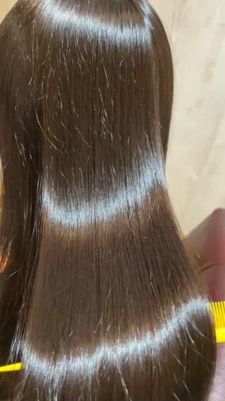 髪質改善を超える#髪質再生で話題の最新トリートメントバイカルテ！！
なんとこれアイロン無しでこの艶です！️ 
